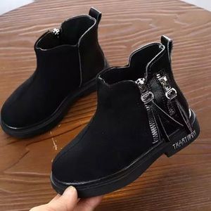 BRAND NEW! Girls boots size 1.5